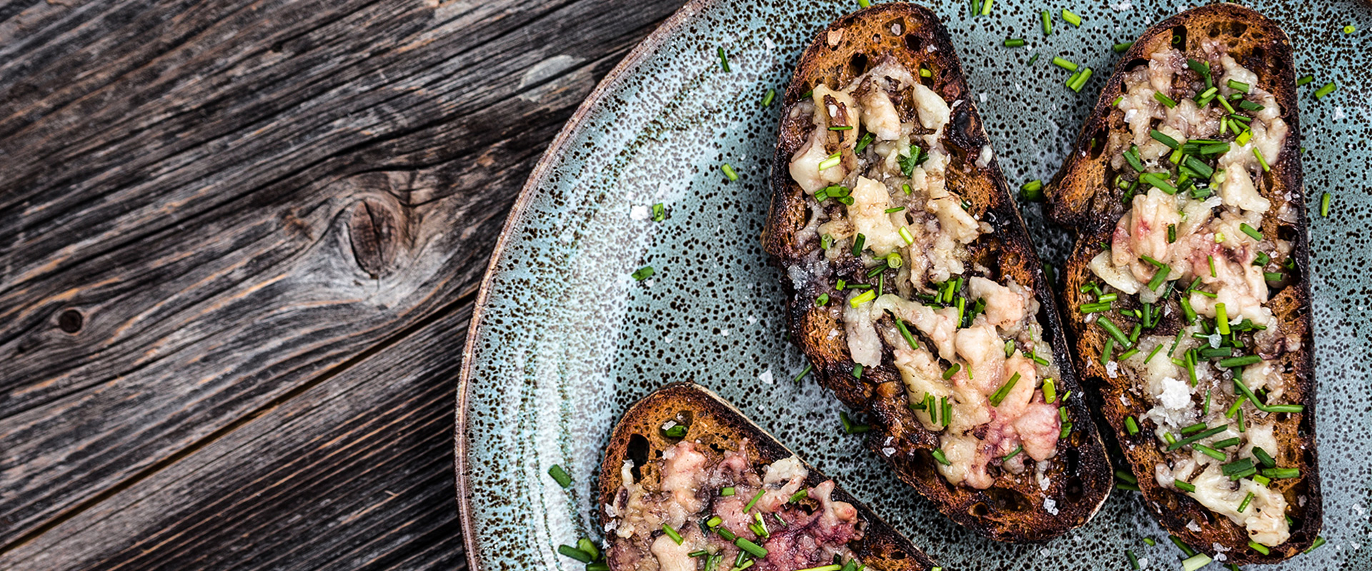Gegrilltes Knochenmark auf geröstetem Sauerteigbrot