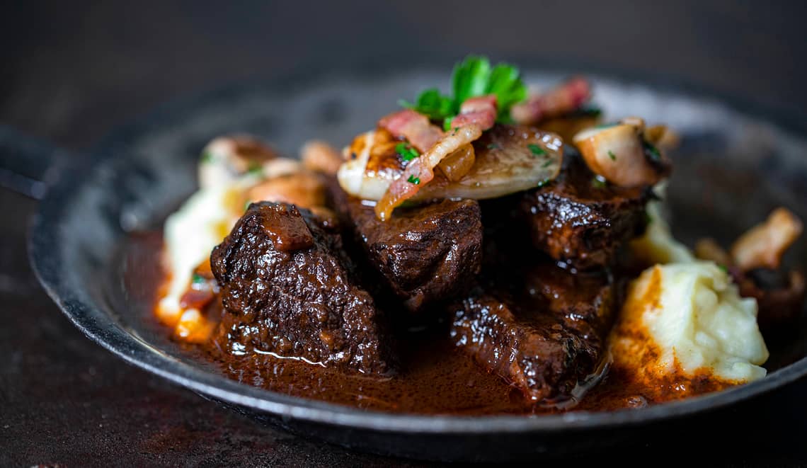 Boeuf Bourguignon in Perfektion: Das Rezept Schritt für Schritt (mit Video)