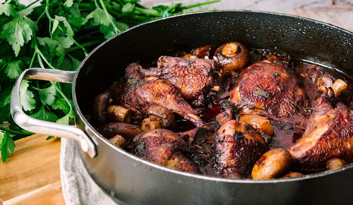 Coq au vin: Saftigster Hahn in Wein zart geschmort