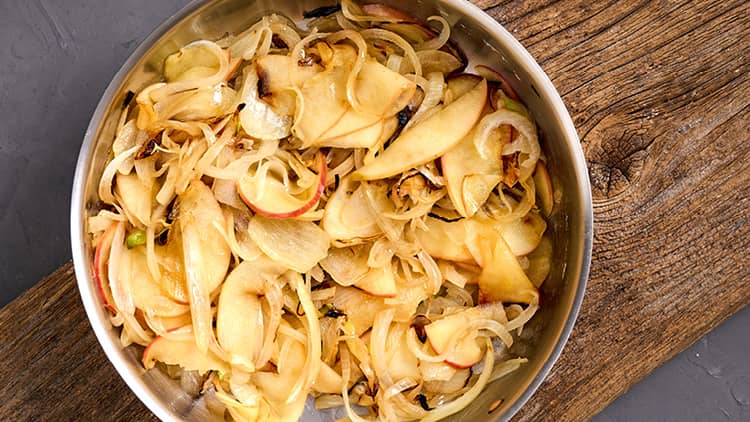 Zwiebeln und Äpfel für Leber Berliner Art